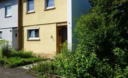 Reiheneckhaus mit Terrasse, schönem Garten und 2 Garagen