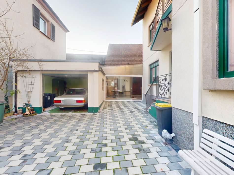 Hof mit Garage