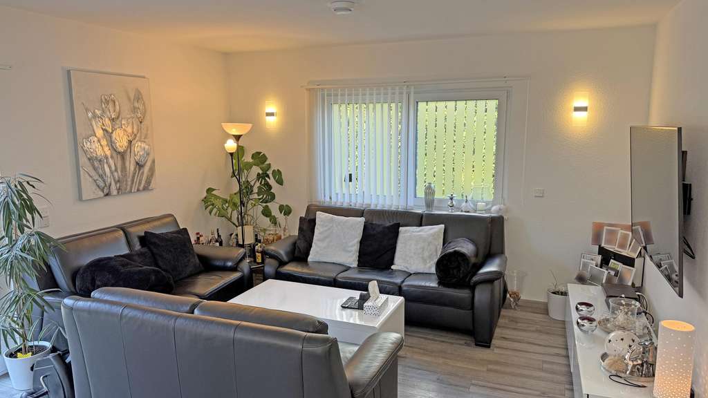 Immobilie in St. Blasien - Neuwertiges Einfamilienhaus mit Garten, PV & Südterrasse - in schöner Randlage von St. Blasien!  - Bild 4