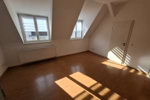 Kleine Dachgeschosswohnung in bester Wohnlage 