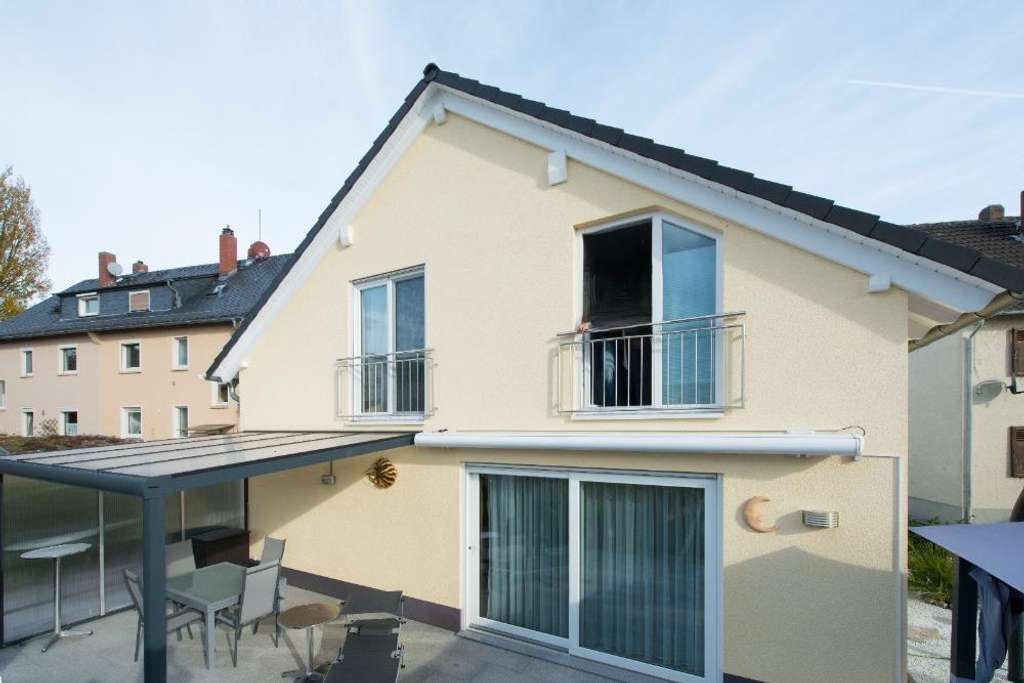 Immobilie in Oestrich-Winkel - Wunderschönes Einfamilienhaus mit Garagen und Garten - Bild 0