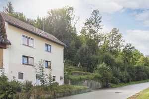 Einfamilienhaus mit Einliegerwohnung und großem Garten in Hanglage – selbst nutzen oder profitieren – Freudenstadt (Kreis) – Vorschaubild 1