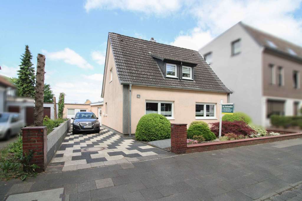 EFH in Neumünster: Großzügiger Garten mit Park-Charakter und Potenzial für Hinterbebauung