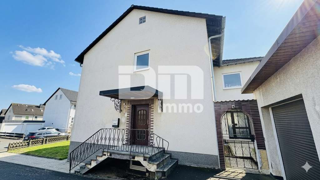 Immobilie in Zierenberg - Gepflegtes Ein / Zweifamilienhaus mit Doppelgarage in begehrter Ortsrandlage von Zierenberg - Bild 3