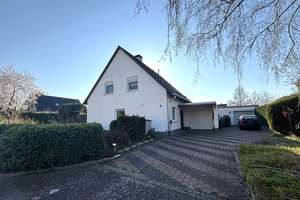 Ihr neues Zuhause als Familie:
Gepflegtes Wohnhaus mit großem Garten in Soest-Deiringsen! – Die vollständige Adresse der Immobilie erhältst du vom Anbieter., 59494 Soest – Vorschaubild 1