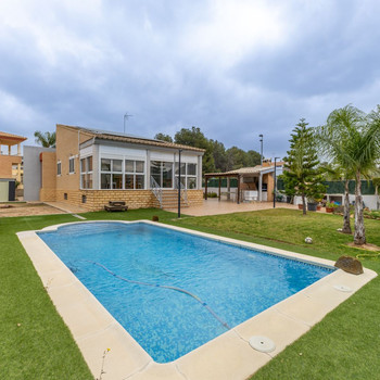 Villa mit Pool, Grundstück von 800 m und großer Garage in Albalat dels Tarongers Valencia