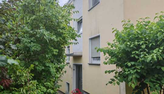 Bild von Gepflegtes Mehrfamilienhaus mit Stellplätzen in ruhiger Waldrandlage