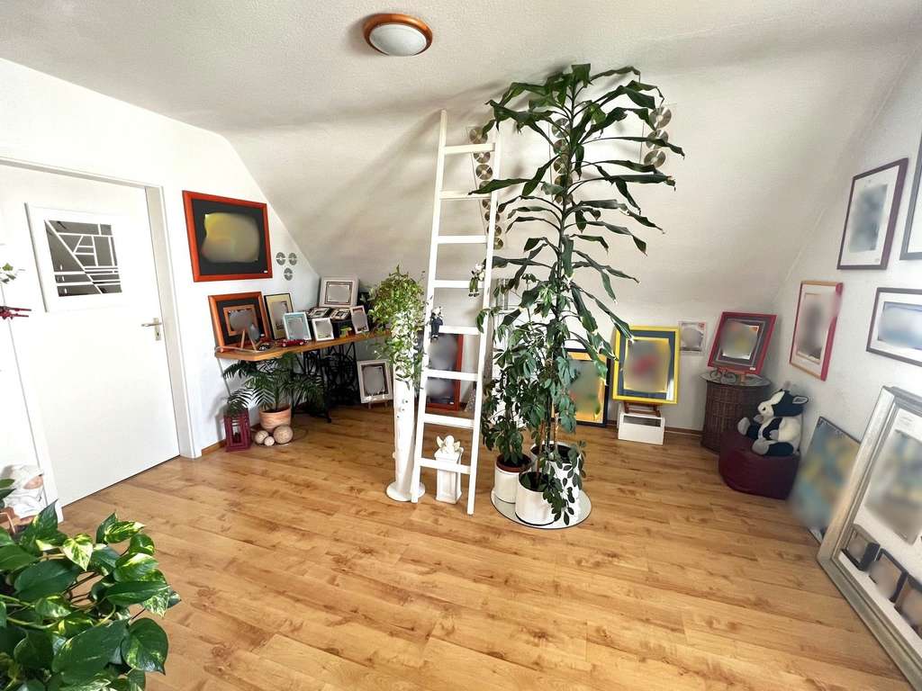 Immobilie in Hochspeyer - Hochspeyer: Großzügiges Zweifamilienhaus mit Ausbaupotenzial, schönem Grundstück und Garage - Bild 4