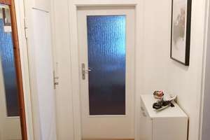 Stilvolle 2,5 Zimmer Wohnung mit Balkon und EBK in U-Bahn Nähe – Kriegelsteinerstraße 18, 81476 Forstenried, München – Vorschaubild 3