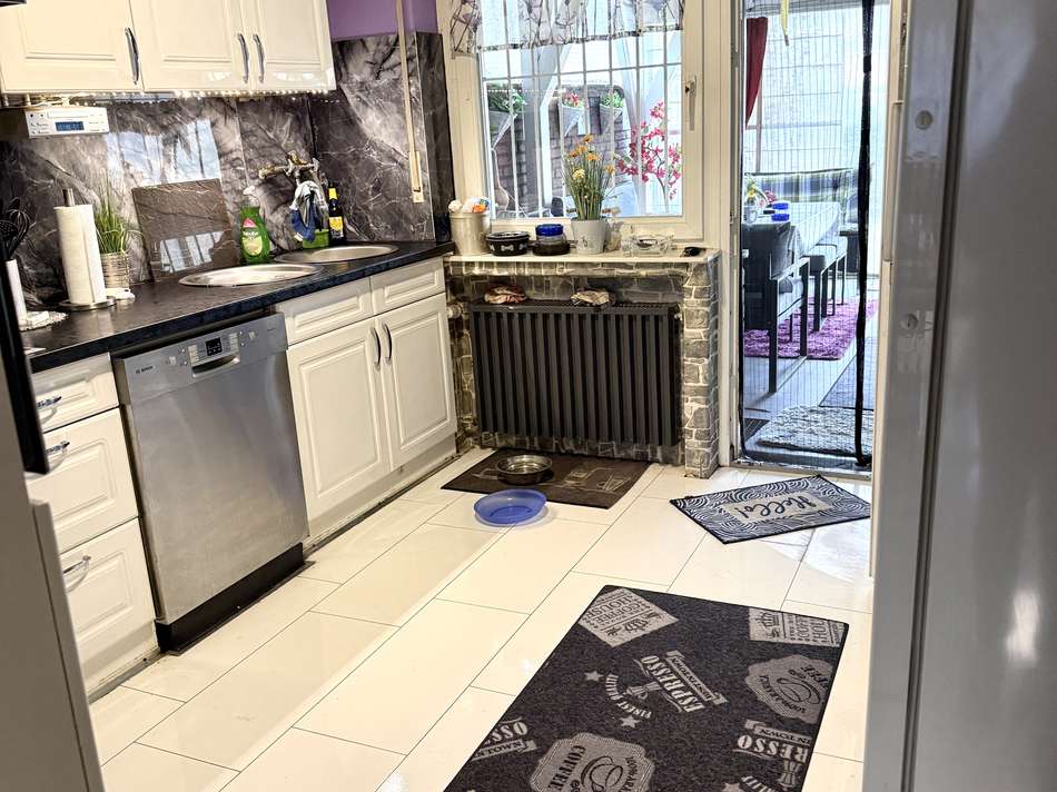 Küche mit Zugang zum Garten