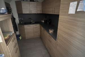 Moderne 3½-Zimmerwohnung auf 2 Etagen mit Terrasse, Einbauküche & Garten mit Mittelhaus-Charakter
