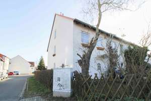 Gepflegtes Reihenendhaus mit Garten, Stellplatz und vielfältiger Raumaufteilung