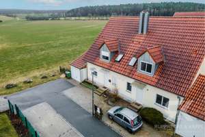 Moderne Doppelhaushälfte mit großem Eckgrundstück und herrlicher Sicht auf die Felder Vilseck´s – Die vollständige Adresse der Immobilie erhältst du vom Anbieter., 92249 Vilseck – Vorschaubild 1