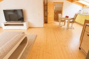 2-Zimmer-Dachgeschosswohnung in Buckow Nach Sannierung -Holzdiele, Badewanne+Dusche