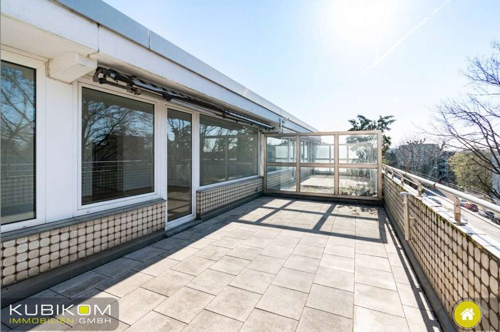 Immobilie in Monheim am Rhein - Dachterrassenwohnung mit Potenzial. Sanierungsbedürftig. 3–4 Zimmer auf ca. 91 m² mit TG-Stellplatz. - Bild 0