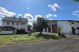 Wohnhaus mit Scheune und Nebengebäuden und  Reitplatz in sonniger Alleinlage