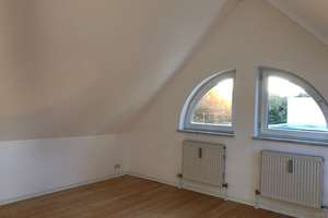 Geschmackvolle DG-Maisonette-Wohnung,offene Galerie mit 2 Zimmern, Balkon und EBK in MÜ-Nymphenburg – Die vollständige Adresse der Immobilie erhältst du vom Anbieter., 80639 Nymphenburg, München – Vorschaubild 16