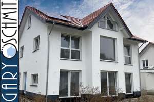 Neubau und Erstbezug:
Großzügiges Einfamilienhaus mit ELW