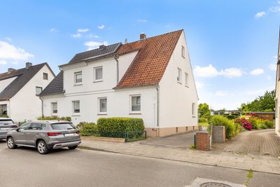 Familiengerechte Doppelhaushälfte mit Keller und großer Doppelgarage auf weitläufigem Grundstück