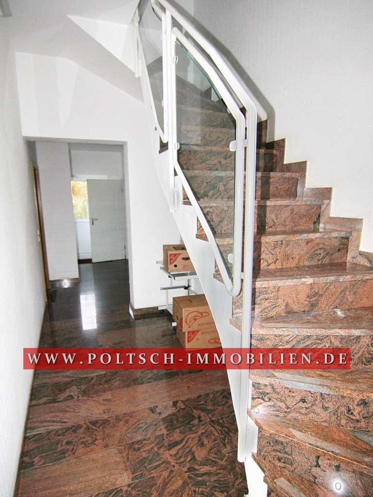 Immobilie in Weida - Gepflegtes MFH in ruhiger Lage von Weida mit 7 WE und Balkonen - Bild 2