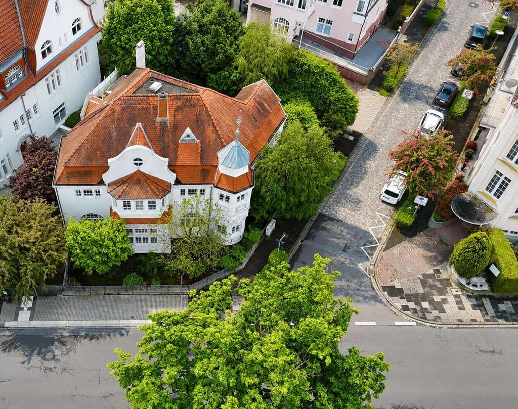 Immobilie in Bad Oeynhausen - Historische Stadtvilla! Repräsentatives Wohnen, Arbeiten und Investieren vereint. Gelegenheit: Denkm - Bild 1