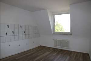 !!! 3,5 RAUM DG -  WOHNUNG , IN RUHIGER, GESUCHTER WOHNLAGE. RENOVIERT UND MODERNISIERT !!! – Virchowstr. 86, 45886 Ückendorf, Gelsenkirchen – Vorschaubild 3
