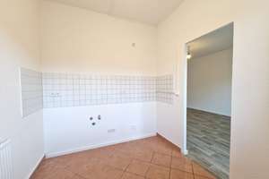 Noch ein paar Handgriffe und dann ist sie bereit! Ihre neue 3-Zimmer-Wohnung wartet! – 1169 Gorbitz-Ost, Dresden – Vorschaubild 3