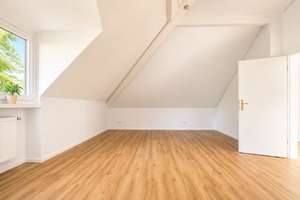 Helle Dachgeschosswohnung mit Charme und schönem Ausblick – Die vollständige Adresse der Immobilie erhältst du vom Anbieter., 81827 Waldtrudering, München – Vorschaubild 2