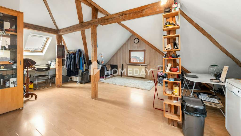 Immobilie in Reutlingen - Gemütliche Dachgeschosswohnung mit besonderem Grundriss, Tageslichtbad und PKW-Stellplatz - Bild 2