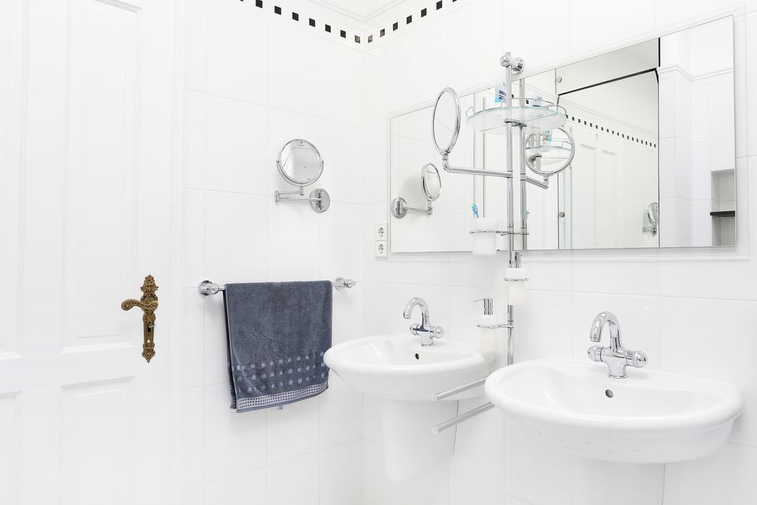 Badezimmer mit Dusche & Wanne