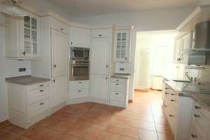 *Stilvoll wohnen mit Haus-im-Haus-Gefühl – Exklusive Altbauwohnung 160 m² -  mit EBK und Balkon*