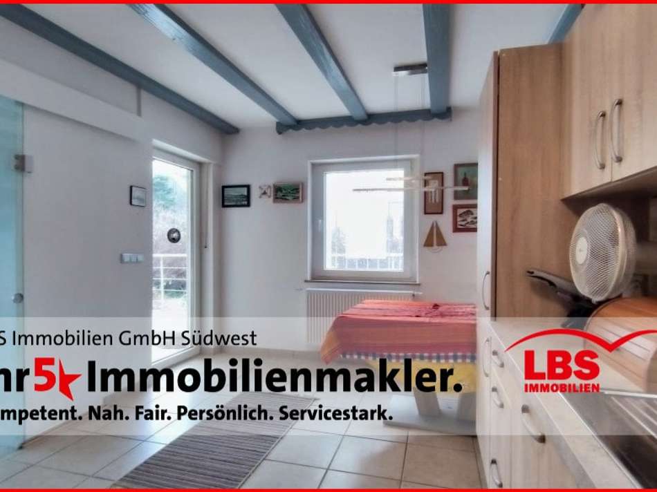 Küche mit Essbereich und Terr