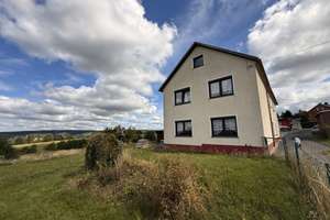 Zweifamilienhaus mit großem Grundstück und Panoramablick – Die vollständige Adresse der Immobilie erhältst du vom Anbieter., 8626 Adorf/Vogtland – Vorschaubild 1