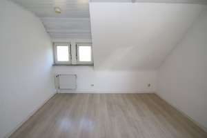 Zweifamilienhaus mit großzügigem Grundstück und Entwicklungspotential in Frankfurt-Harheim – 60437 Harheim, Frankfurt am Main – Vorschaubild 19