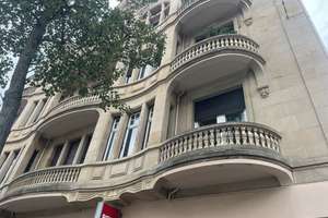 Lage, Lage, Lage  / großzügige 2 Zimmer Wohnung mit Aufzug und Balkon