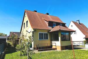 Charmantes Einfam.-Wohnhaus mit zwei Garagen, Pergola und Garten in beliebter Lage, Wohnfl. 135m²,  – Die vollständige Adresse der Immobilie erhältst du vom Anbieter., 97486 Königsberg in Bayern – Vorschaubild 1