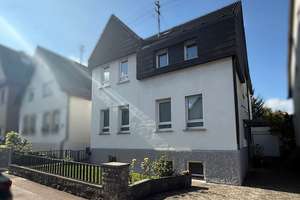 Gepflegtes Zweifamilienhaus im ruhigen Stadtteil von Fellbach – Die vollständige Adresse der Immobilie erhältst du vom Anbieter., 70734 Fellbach – Vorschaubild 1