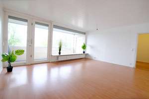 Gepflegte 4 Zimmerwohnung mit Loggia, TG-Stellplatz, privates Schwimmbad und Aufzug!