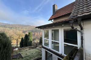 In schöner Ortsrand-/ Aussichtslage: Gepfl. EFH, u. a. mit Wintergarten, Kaminofen, Fußbodenheizung – Alte Weinstraße 33, 98554 Benshausen – Vorschaubild 90