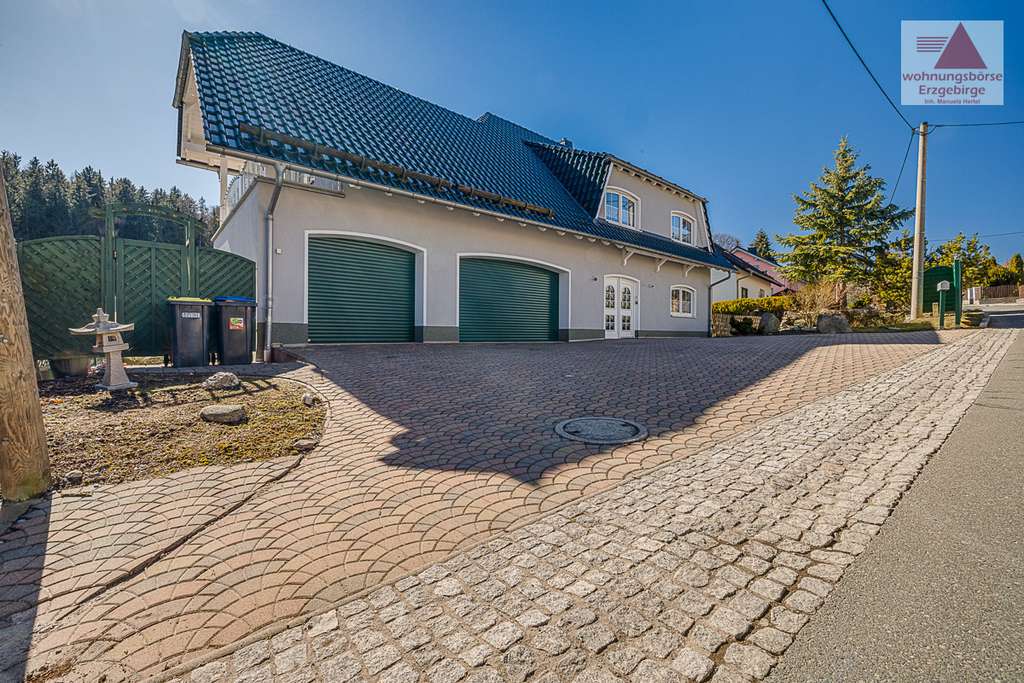 Immobilie in Lauter-Bernsbach - Wohnen mit Stil - Einfamilienhaus
mit Pool und Garten in ruhiger Lage von Lauter - Bild 2