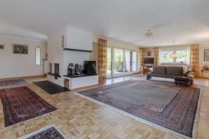 Idyllische Waldrandlage: Bungalow mit großer Doppelgarage auf großem Grundstück mit viel Platz – Hochtaunuskreis – Vorschaubild 3
