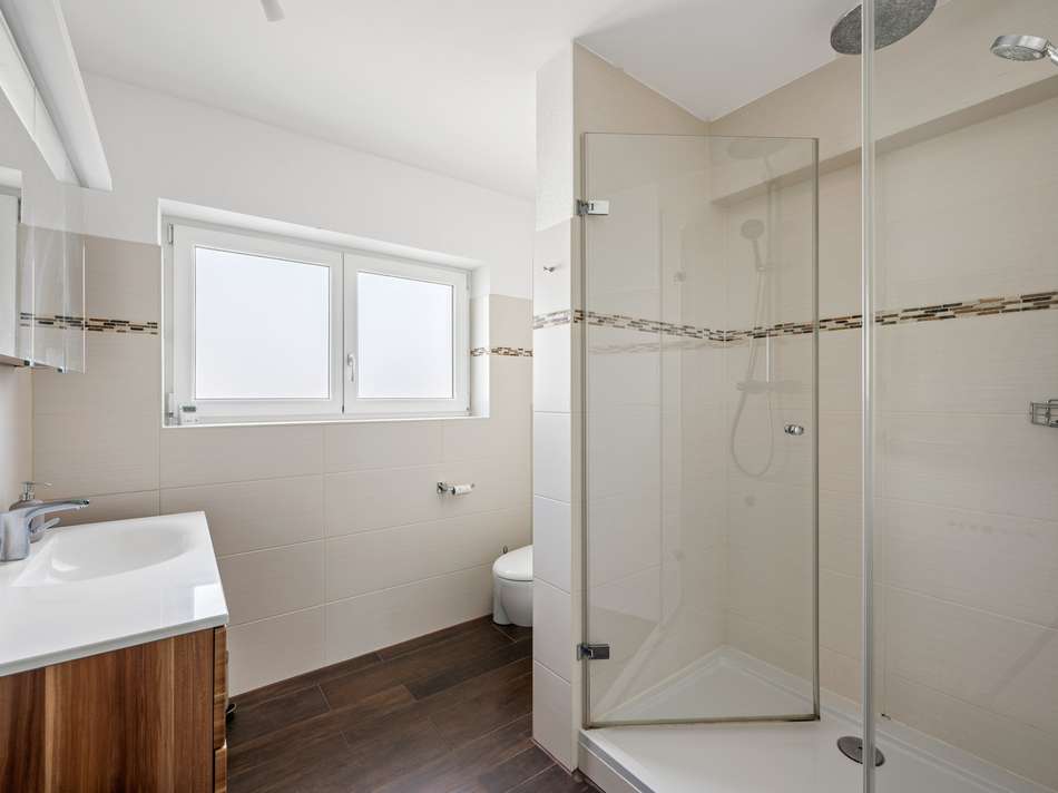 Modernes Badezimmer