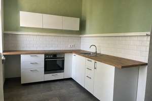 Großzügige 2-Zimmerwohnung mit Vinylbelag, Balkon, Wanne und Dusche! Vormieter verkauft EBK