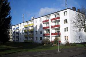 helle, großzügig geschnittene 2 OG 2 Zimmer Wohnung in ruhiger Lage mit Loggia und großem Garten