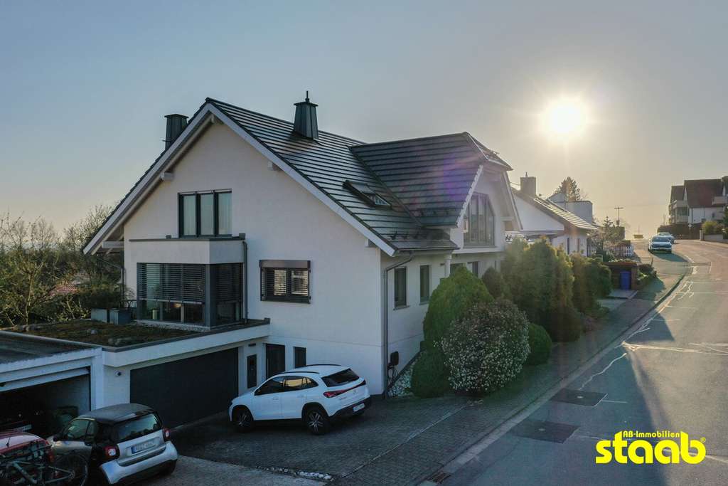 Immobilie in Glattbach - Wohnen auf höchstem Niveau – Einfamilienhaus in Top-Lage mit Einliegerwohnung und Doppelgarage - Bild 1