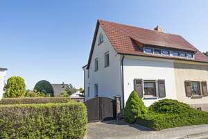 Exklusive Doppelhaushälfte mit Garage, Garten und Koiteich – Die vollständige Adresse der Immobilie erhältst du vom Anbieter., 4539 Groitzsch – Vorschaubild 1