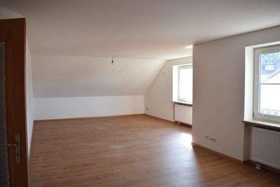 Geräumige 3-Zimmer Dachgeschosswohnung mit Einbauküche und Balkon!