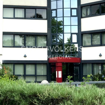 MODERNE BÜROFLÄCHEN MIT BLICK INS GRÜNE