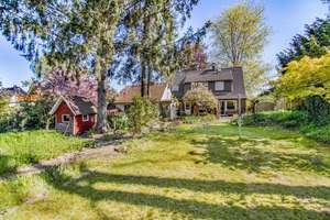 Bremen Burg-Grambke: Freistehendes Ein-/Zweifamilienhaus mit Garage und Garten in begehrter Lage
