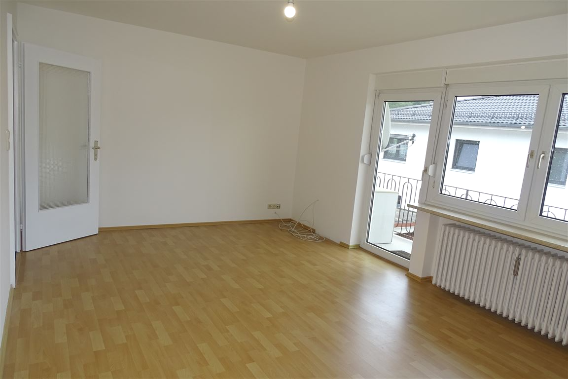 Immobilie in Gilching - Gilching: besondere 2,5 Zi.-Whg  im 4 Fam.-Haus m. Blk., frei + gr. Garage - Bild 6